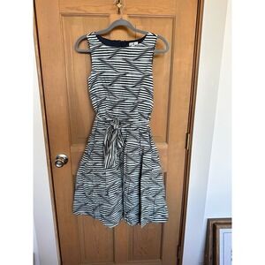 LL Bean Signature Wavy Stripe Fit Flare Dress Navy White Sleeveless Belted 6